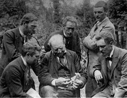 Hermann Allmers 1895 im Kreis der Worpsweder Maler Fritz Overbeck, Otto Modersohn, Carl Vinnen, Heinrich Vogeler und Fritz Mackensen (v. li., im Uhrzeigersinn)