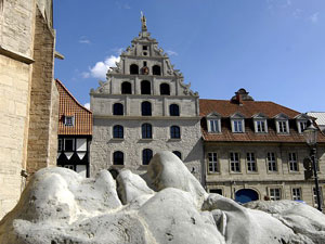 Blick über eine liegende Skulptur zum Gewandhaus; © varus111