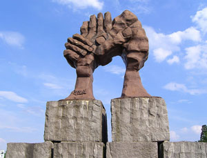 Das Grenzdenkmal „La voûte des mains“ in Helmstedt; © Times