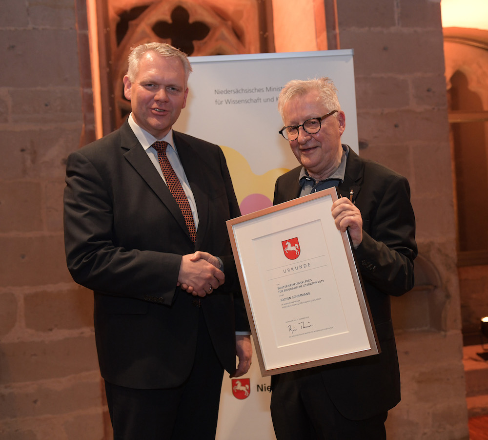 Minister Björn Thümler mit dem ersten Preisträger des Walter Kempowski Preises für biografische Literatur, Jochen Schimmang. Foto: © MWK/Cornelia Kolbe